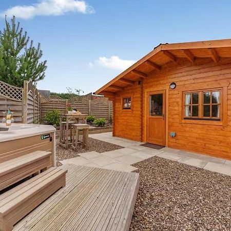 Lochinvar - Clydesdale Log Cabin With Hot Tub Airdrie Bagian luar foto