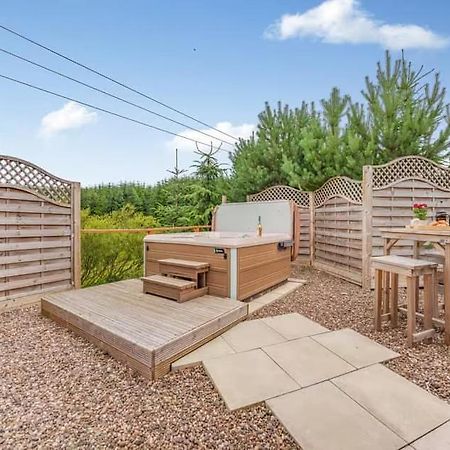 Lochinvar - Clydesdale Log Cabin With Hot Tub Airdrie Bagian luar foto