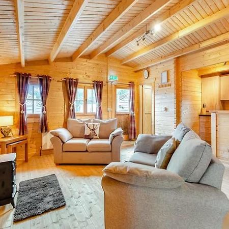 Lochinvar - Clydesdale Log Cabin With Hot Tub Airdrie Bagian luar foto