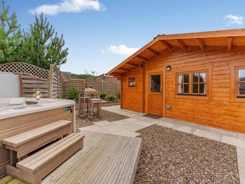 Lochinvar - Clydesdale Log Cabin With Hot Tub Airdrie Bagian luar foto