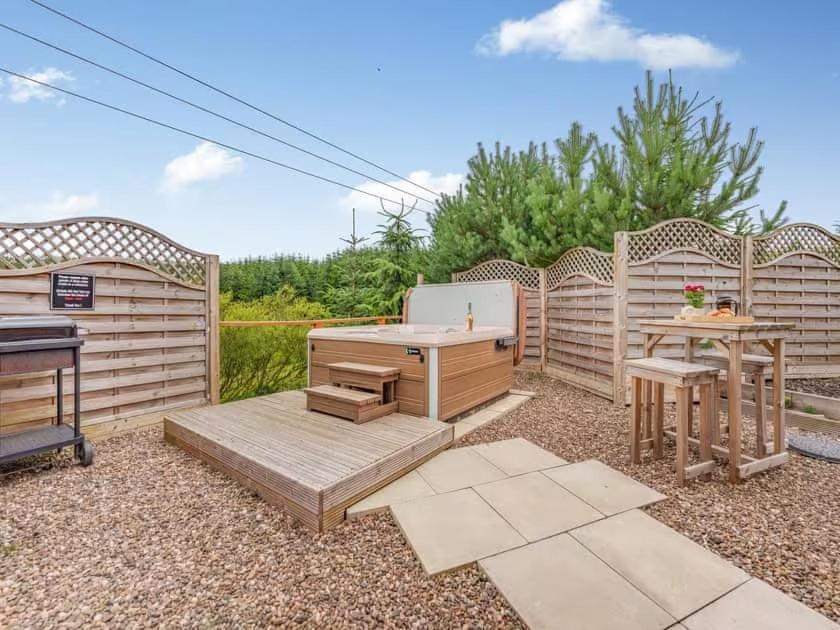 Lochinvar - Clydesdale Log Cabin With Hot Tub Airdrie Bagian luar foto