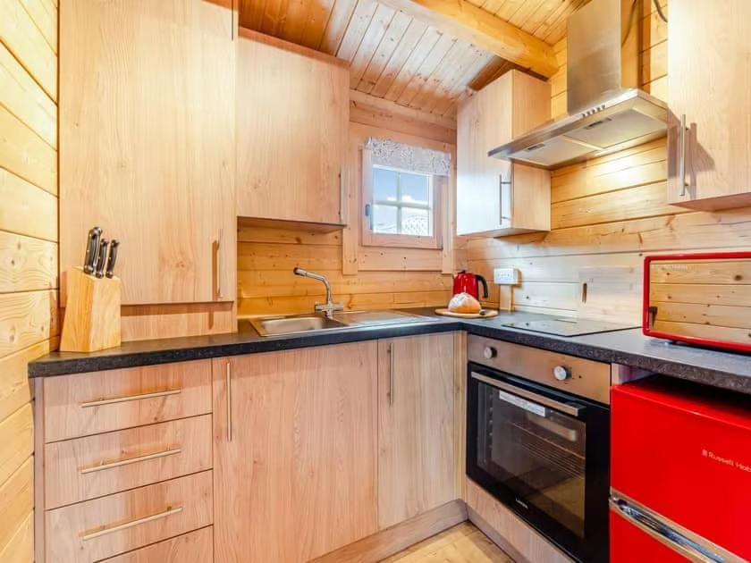 Lochinvar - Clydesdale Log Cabin With Hot Tub Airdrie Bagian luar foto