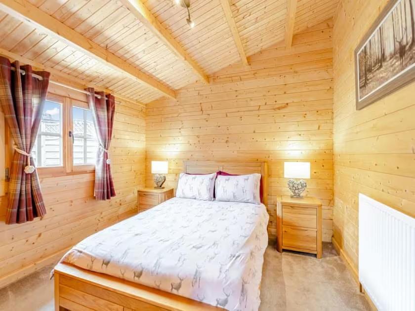 Lochinvar - Clydesdale Log Cabin With Hot Tub Airdrie Bagian luar foto