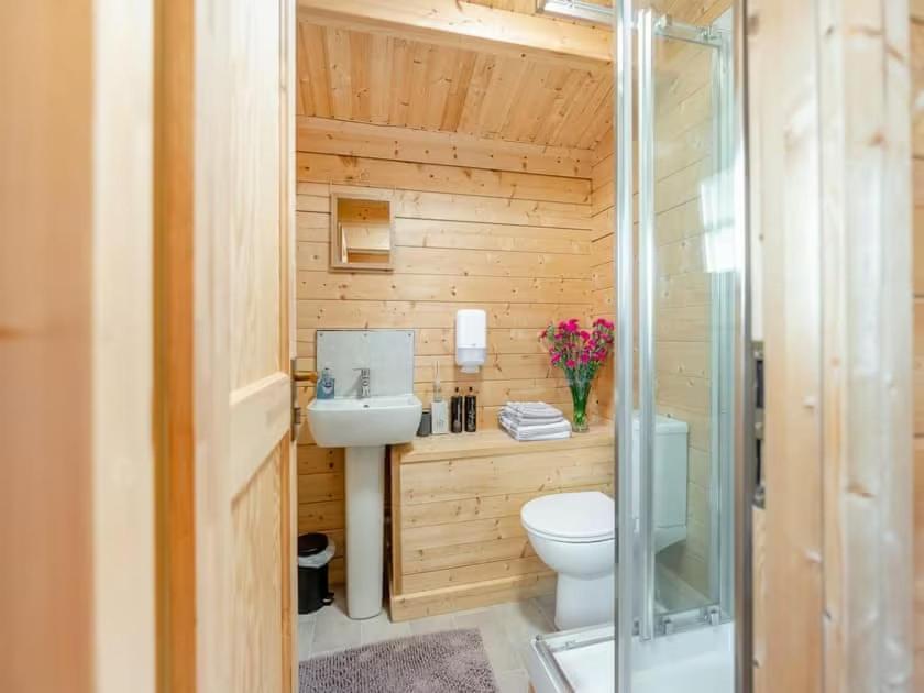 Lochinvar - Clydesdale Log Cabin With Hot Tub Airdrie Bagian luar foto