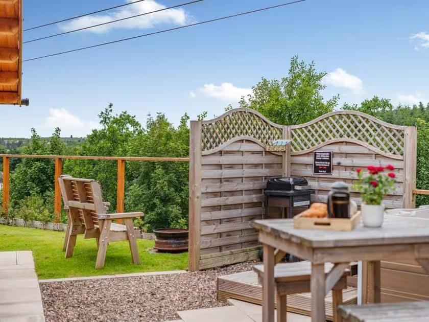 Lochinvar - Clydesdale Log Cabin With Hot Tub Airdrie Bagian luar foto