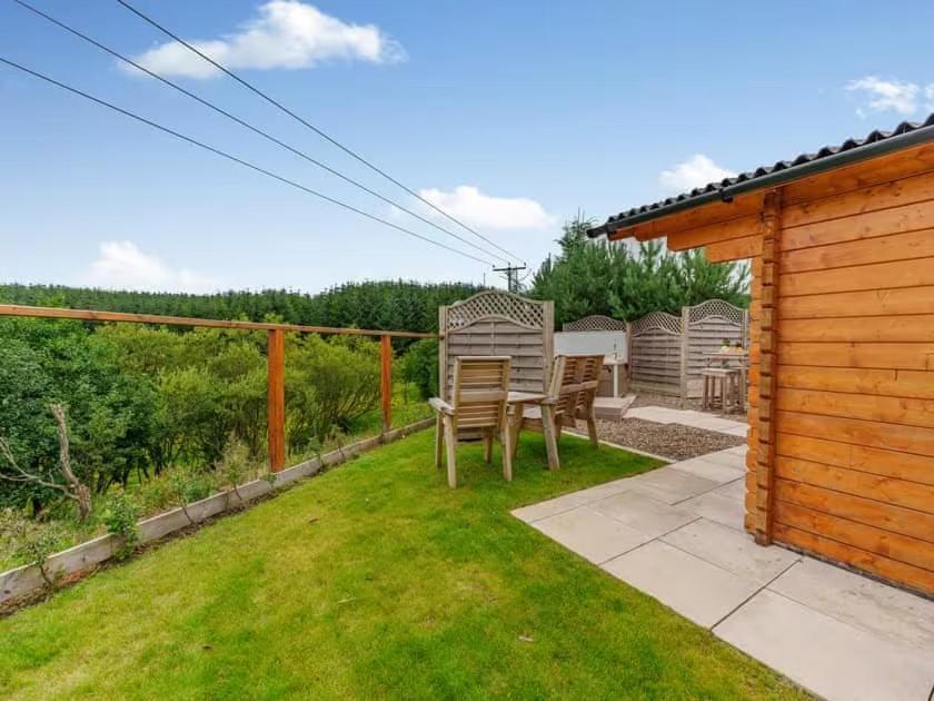Lochinvar - Clydesdale Log Cabin With Hot Tub Airdrie Bagian luar foto